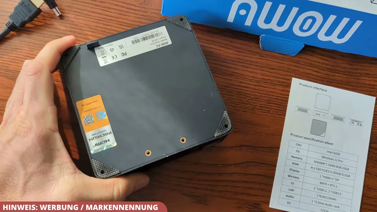 Meiner Meinung nach sind die Gewindebohrungen am Boden ideal, um den Rechner platzsparend unter der Tischplatte zu montieren.