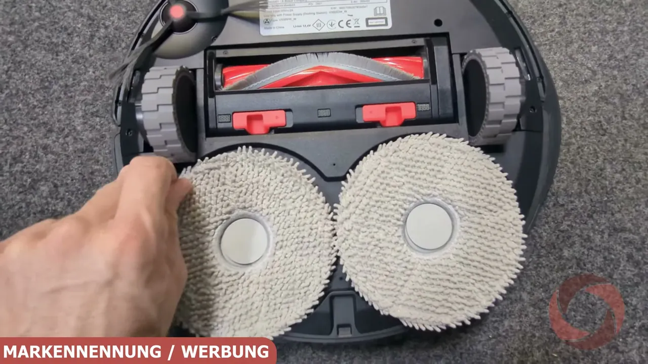 Die Wischpads ragen leicht über die Gehäusekante hinaus, damit Schmutz entlang von Wänden und Ecken erfasst werden kann.