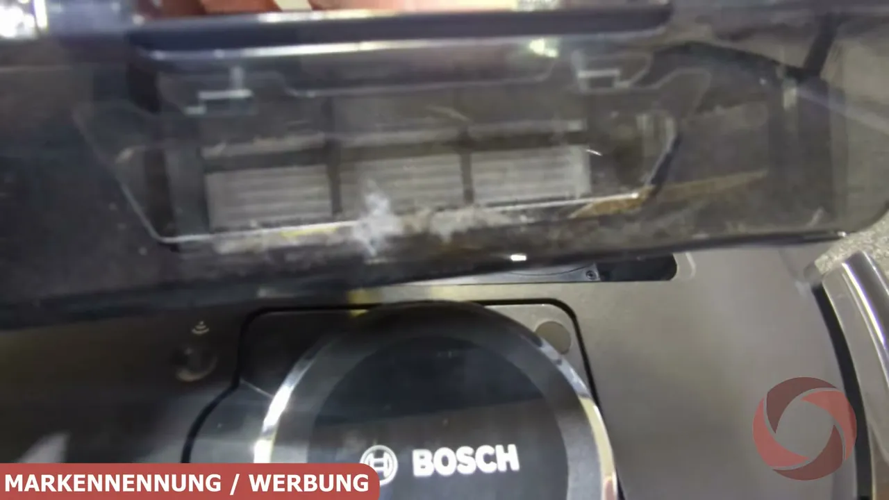 Der herausnehmbare Schmutzbehälter sammelt Staub und Flusen während des Reinigungsvorgangs zuverlässig im Inneren.