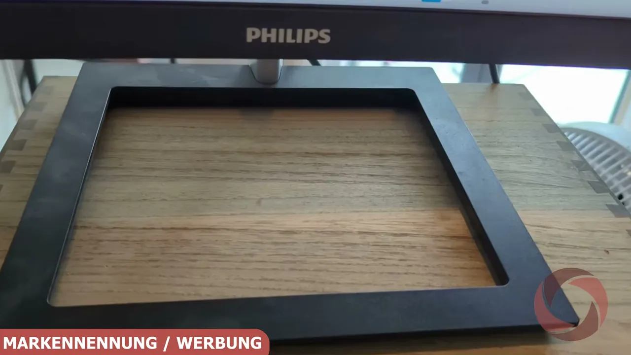 Ich finde den offenen Standfuß angenehm unaufdringlich auf dem Schreibtisch, zudem hält er das Display im Test absolut stabil.