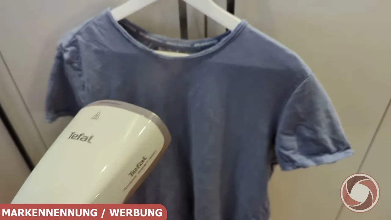 In meinem Test spart das Glätten direkt am Kleiderbügel jede Menge Zeit, da kein Bügelbrett nötig ist.
