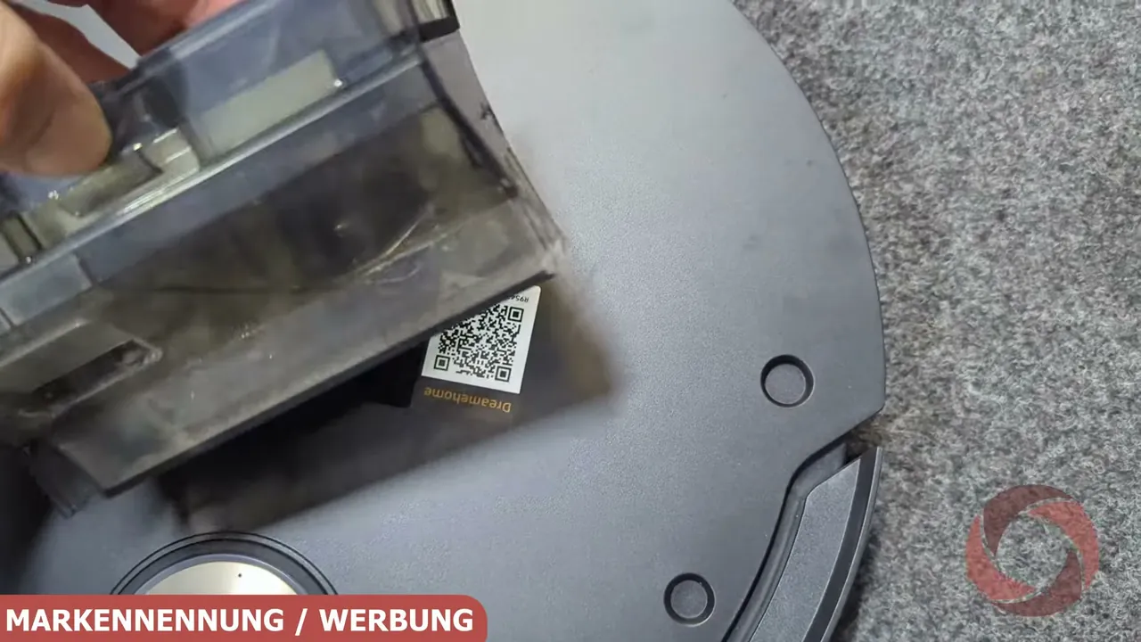 Unter der abnehmbaren oberen Abdeckung lässt sich der transparente Staubauffangbehälter mit einem Handgriff entnehmen.