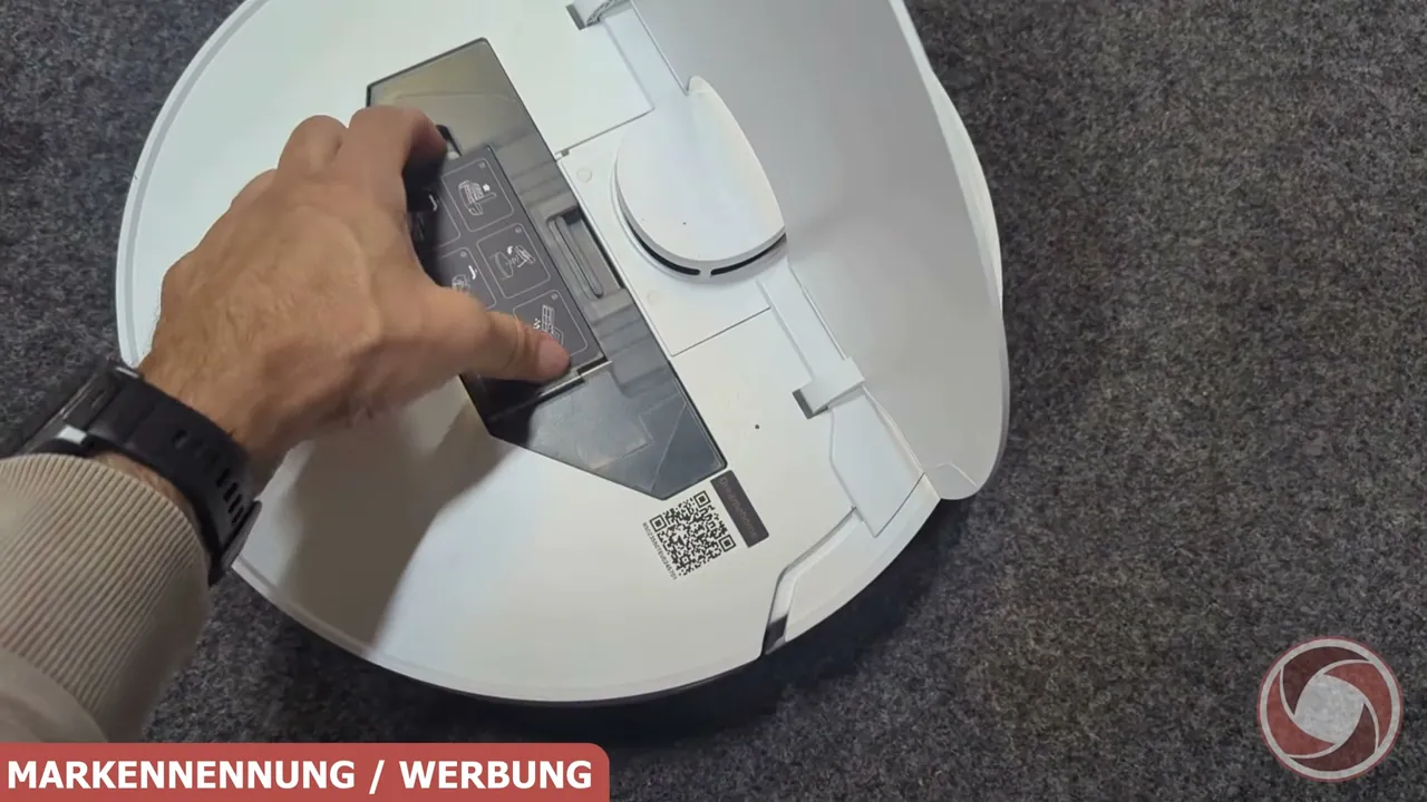 Unter der oberen Geräteabdeckung befindet sich der entnehmbare Staubbehälter.