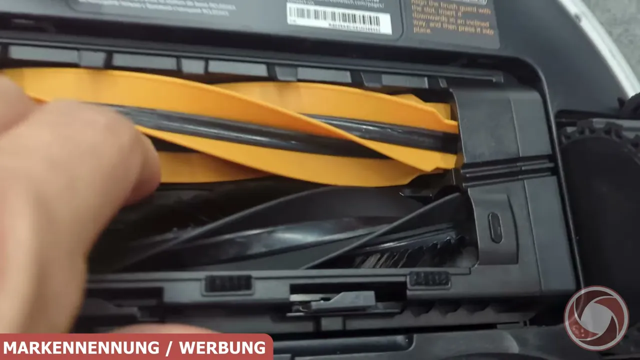 Die HyperStream DuoBrush nutzt zwei Gummibürsten, um Schmutz aufzunehmen und das Verheddern von Haaren zu verhindern.