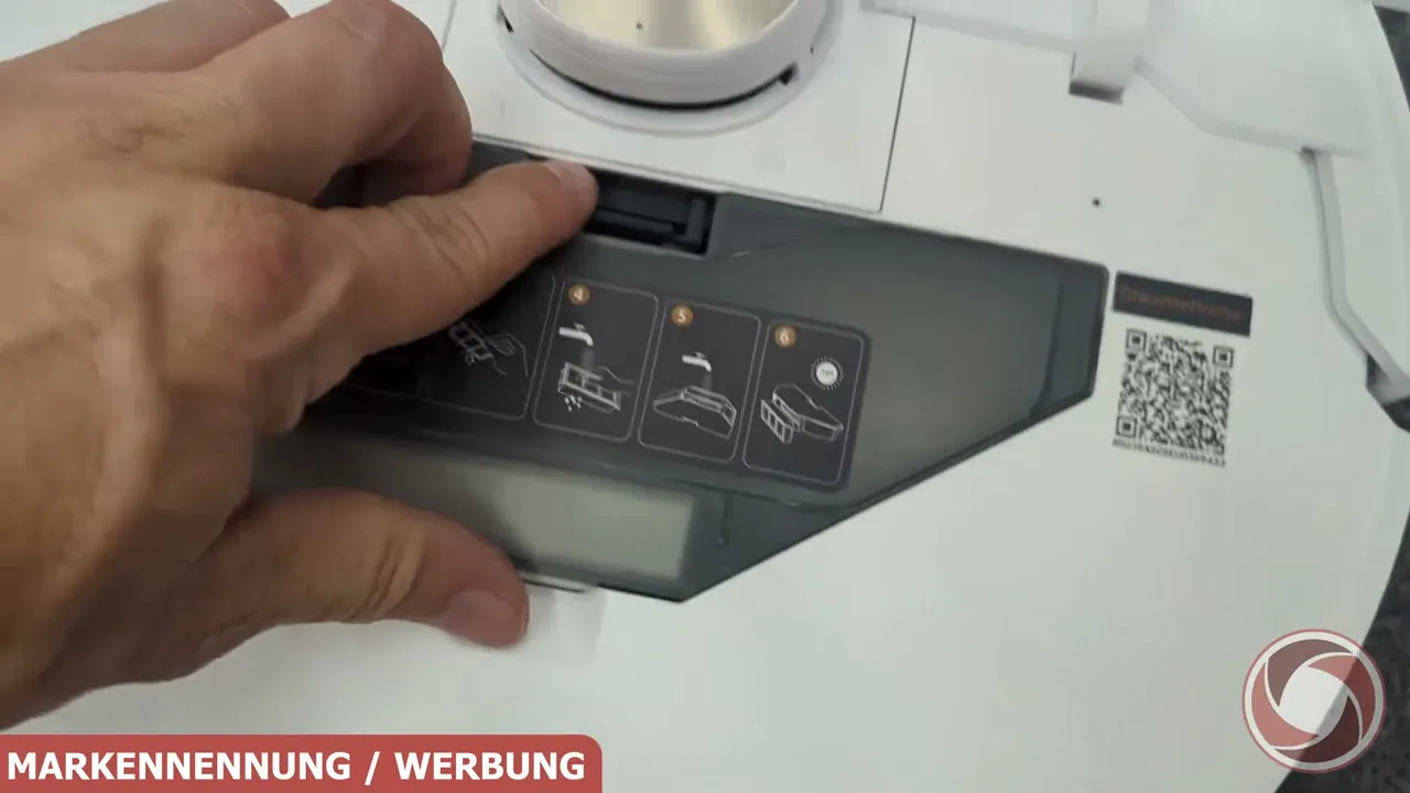Unter der oberen Abdeckung lässt sich der Staubauffangbehälter bei Bedarf einfach per Hand entnehmen.
