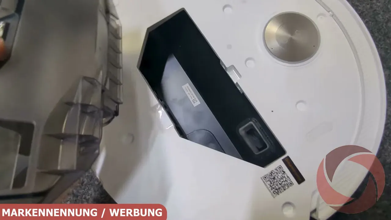 Unter der abnehmbaren Abdeckung verbirgt sich der Staubauffangbehälter, der sich mit einem Handgriff entnehmen lässt.