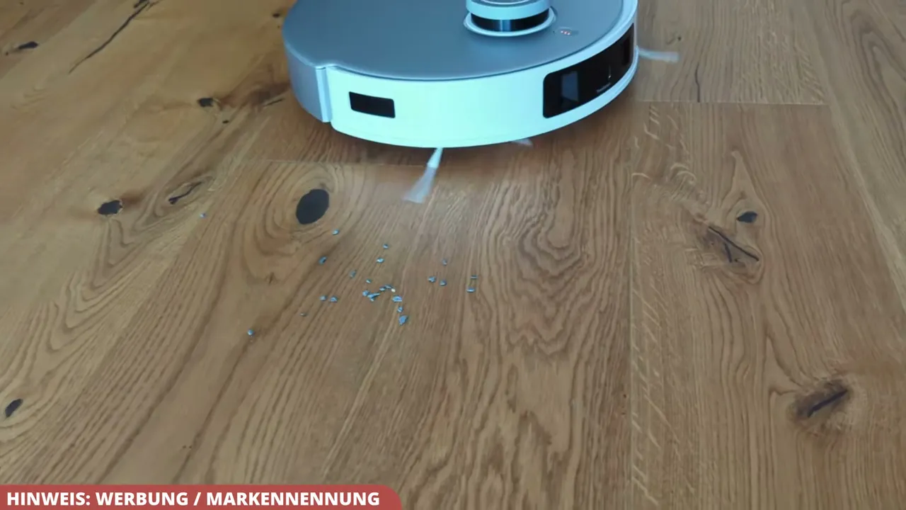In meinem Test nimmt der Roboter mit seinen 6000 Pa Saugkraft Schmutz und Tierhaare mühelos vom Parkett auf.