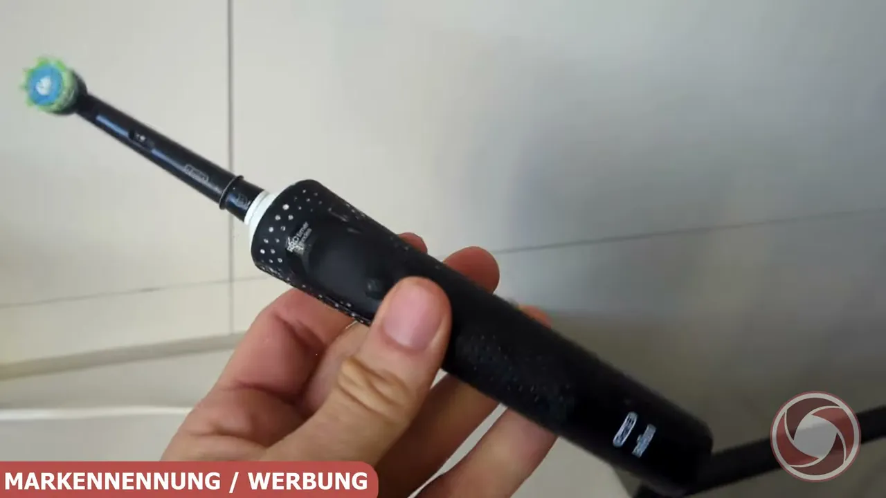 Ich finde, die Oral-B Vitality Pro liegt mit ihrem schlanken Handstück beim täglichen Zähneputzen sehr gut und sicher in der Hand.