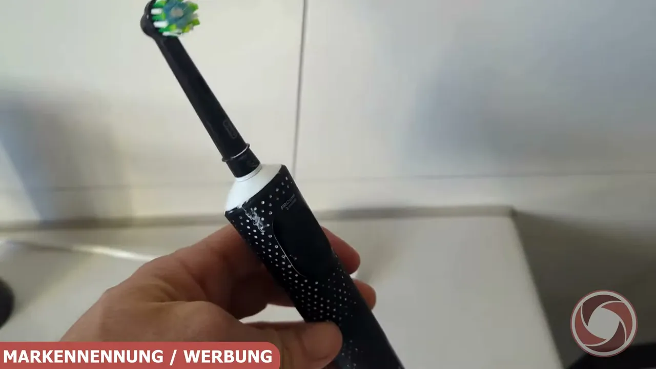 Aus meiner Sicht sind die kleinen Poren am Griff etwas unpraktisch, weil sich darin leicht weiße Zahnpastarückstände absetzen.
