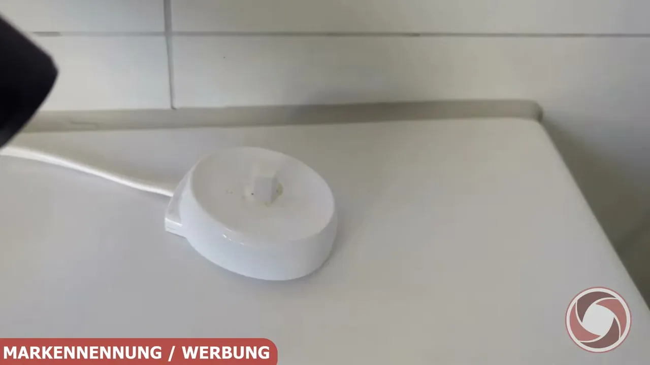 Ich denke, die kompakte weiße Ladestation ist extrem praktisch und findet auf jedem Waschbeckenrand problemlos Platz.