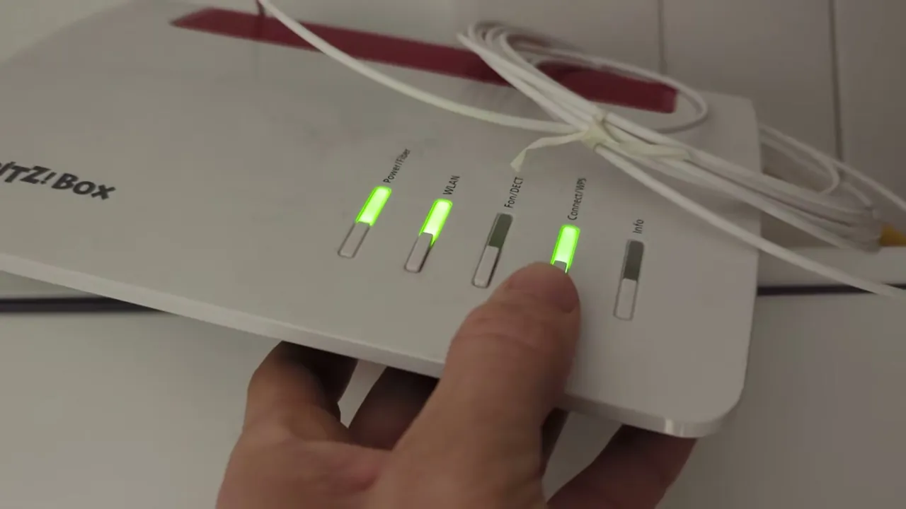 In meinem Test ließ sich die WLAN-Mesh-Verbindung an der FRITZ!Box mit nur einem Tastendruck blitzschnell starten.