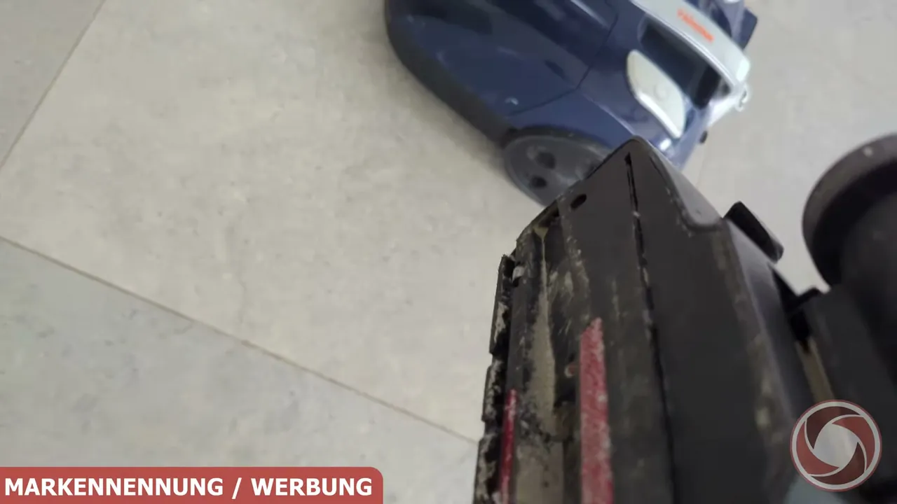 Ich denke, die Universalbürste meistert sowohl Hartböden als auch Teppiche ohne Probleme.