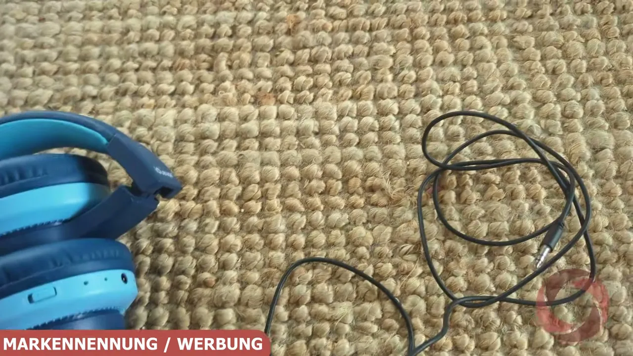 Mir gefällt besonders, dass man dank des mitgelieferten Audiokabels auch bei leerem Akku flexibel weiterhören kann.