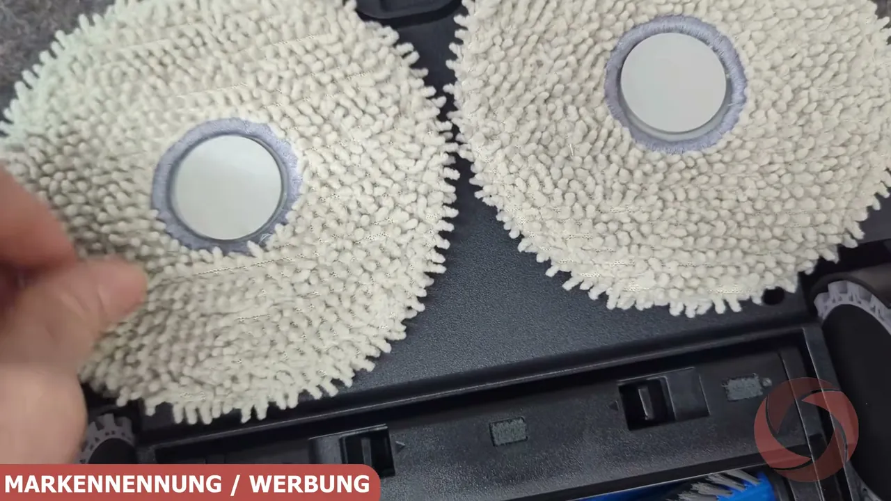 Zwei rotierende Wischmopps reinigen mit dem TruEdge-2.0-System gründlich bis nah an Kanten und Wände.
