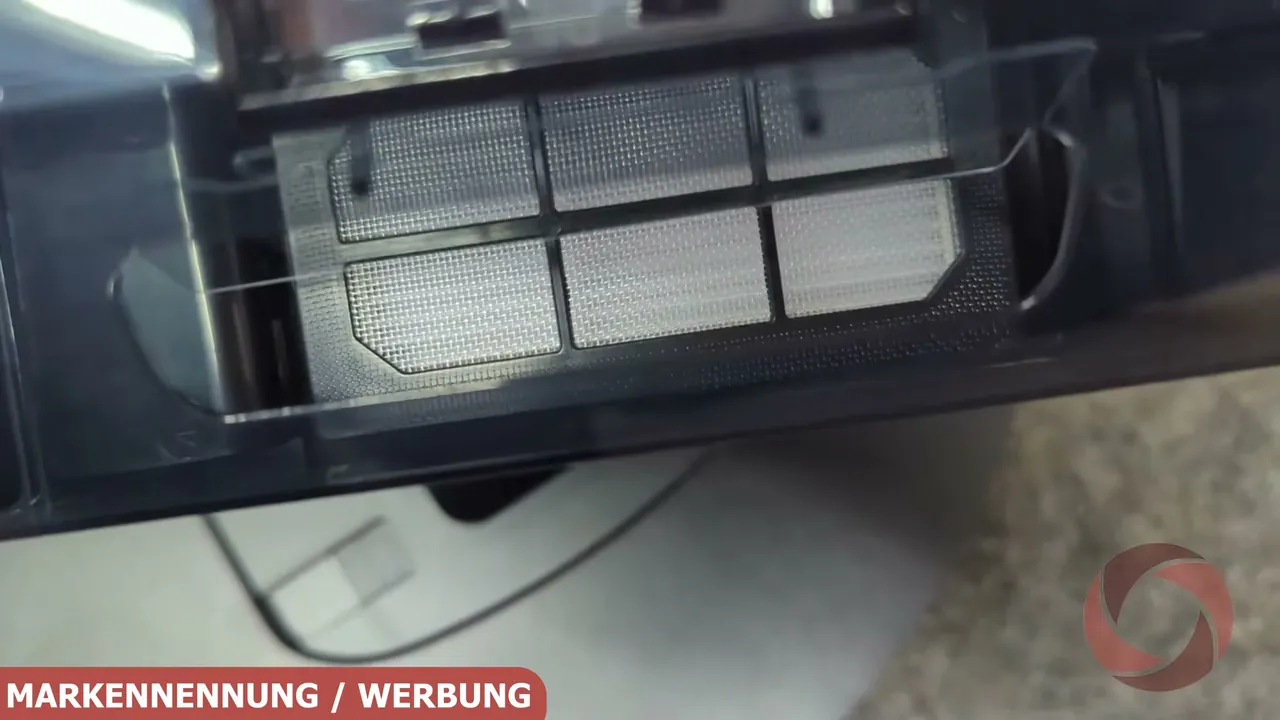 Über die aufklappbare Oberseite lässt sich der interne Staubauffangbehälter bei Bedarf manuell entnehmen.