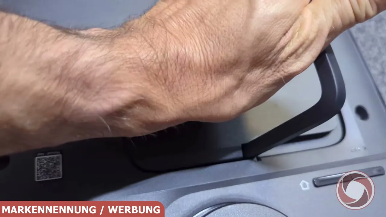 Der integrierte Staubauffangbehälter lässt sich bei Bedarf bequem nach oben aus dem Gerät entnehmen.