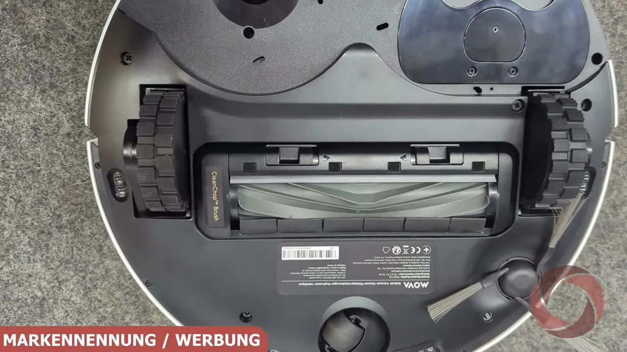 An der Unterseite sitzen die Aufnahmen für Wischmopps, wobei die rechte Halterung für Kanten automatisch ausfährt.