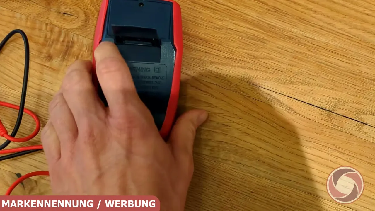Auf der Rückseite des Gehäuses befindet sich ein ausklappbarer Standfuß zum Abstellen des Geräts.