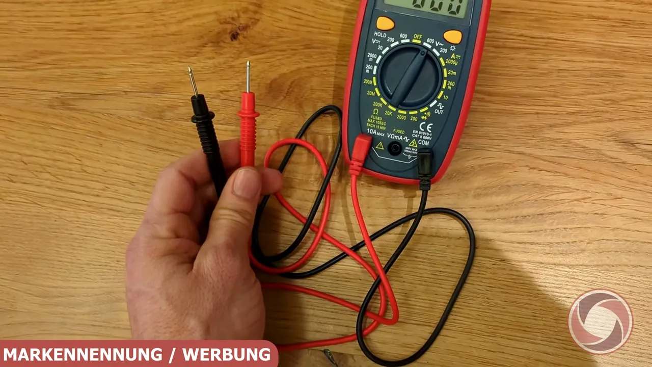 Zum Lieferumfang gehören separate Messleitungen mit Prüfspitzen für präzise Messungen an Bauteilen.