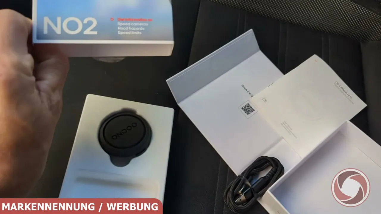 Zum Lieferumfang des OOONO Co-Driver NO2 gehören neben dem Warngerät eine Anleitung sowie ein USB-C-Ladekabel.