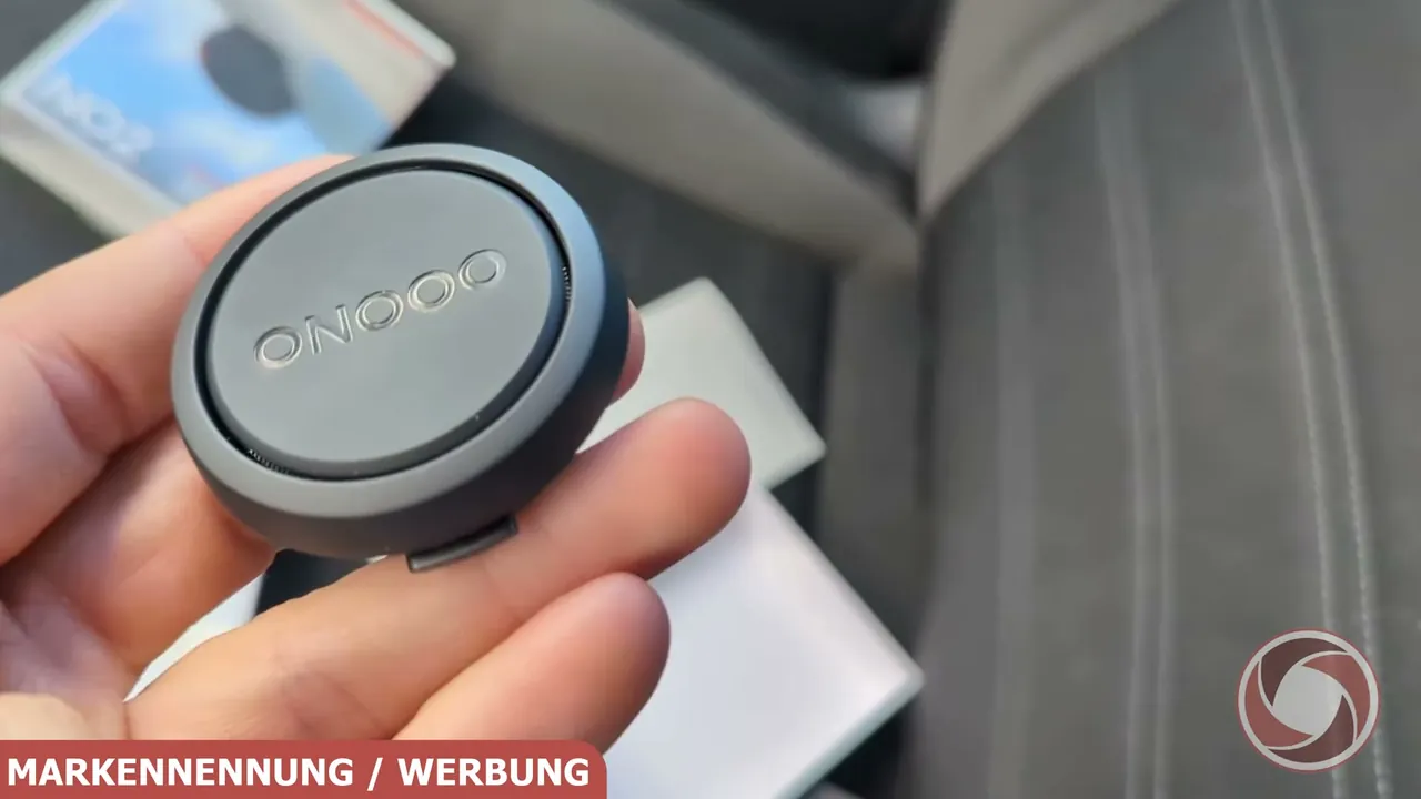Der Co-Driver NO2 warnt optisch über den integrierten LED-Leuchtring und akustisch vor Gefahren und Tempokontrollen.