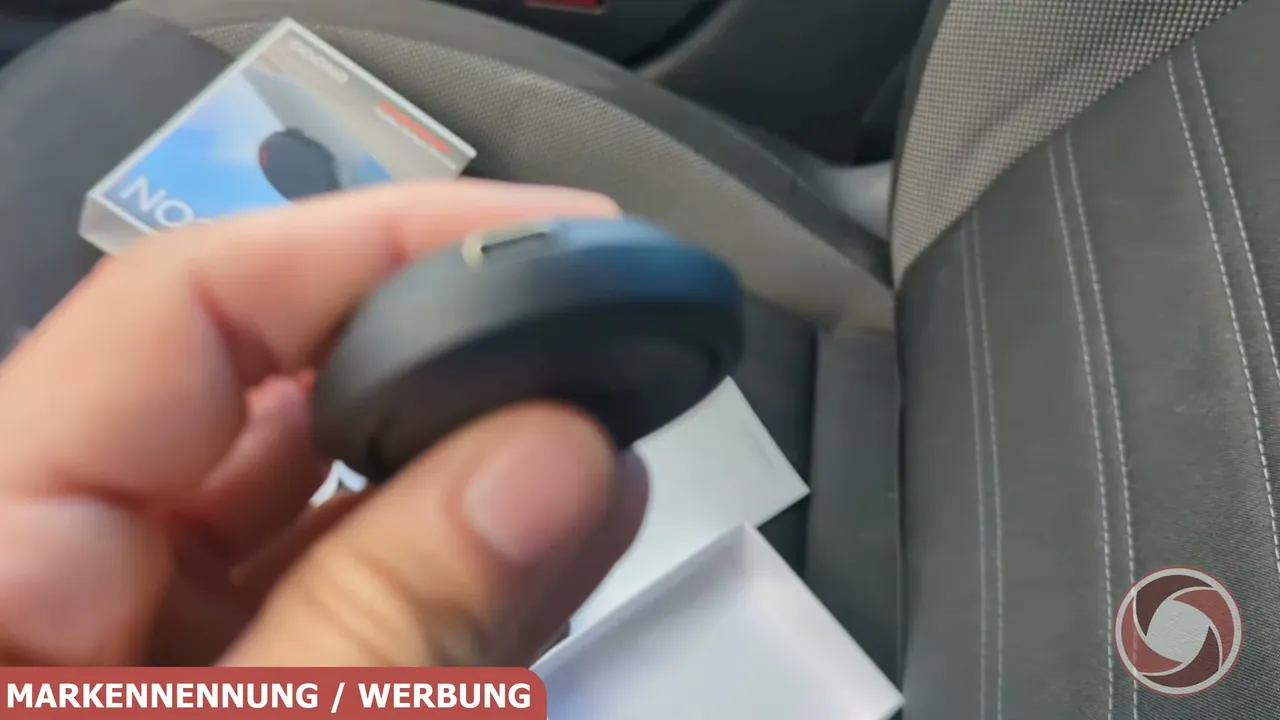 Über den integrierten USB-C-Anschluss lässt sich der wiederaufladbare Akku direkt im Fahrzeug mit Strom versorgen.
