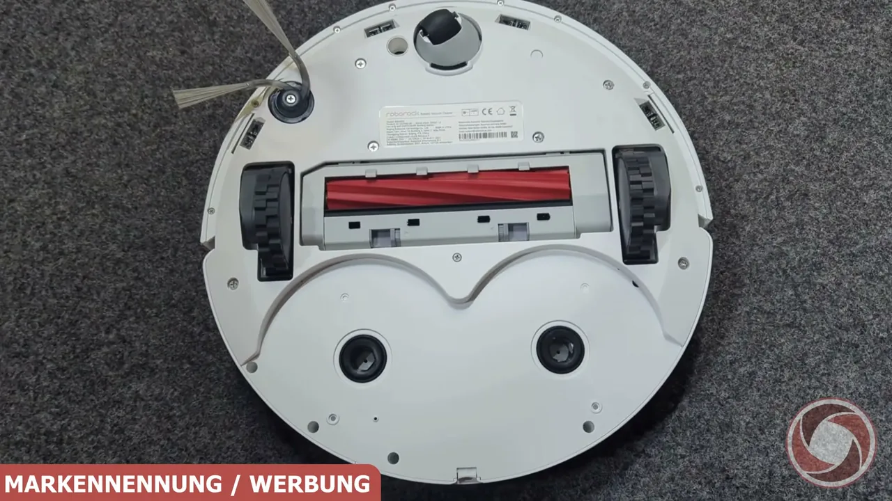 Die großen Haupträder überwinden Schwellen von bis zu 2 cm Höhe, während die Seitenbürste Schmutz zur Mitte führt.