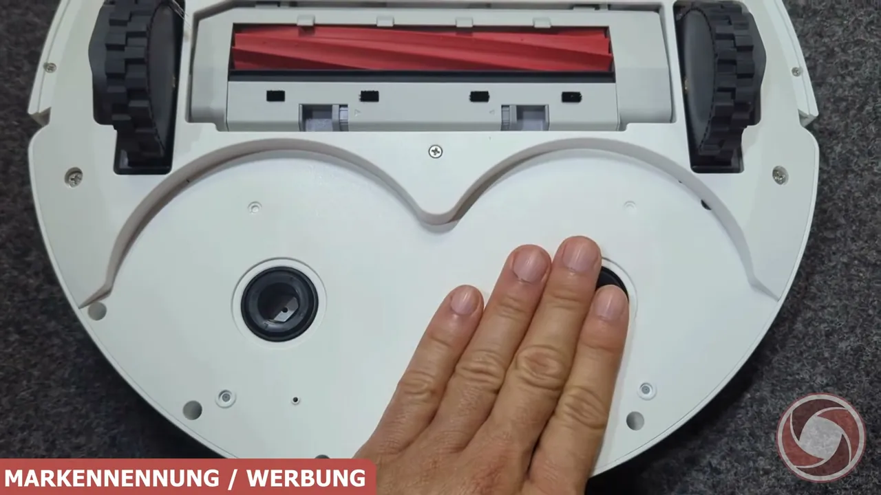 An der Unterseite finden zwei rotierende Wischmopps Platz, die sich bei Teppichkontakt automatisch um 10 mm anheben.