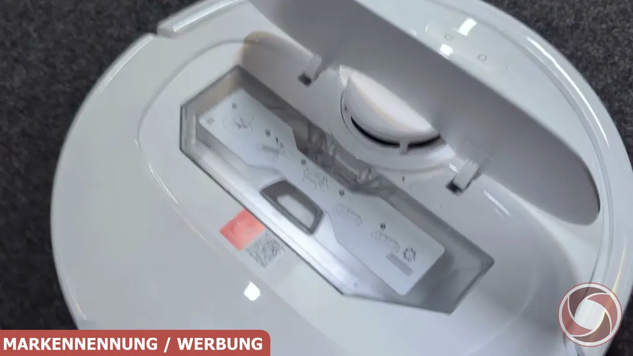Unter der oberen Abdeckung sitzt der Staubauffangbehälter, der sich bei Bedarf manuell entnehmen lässt.