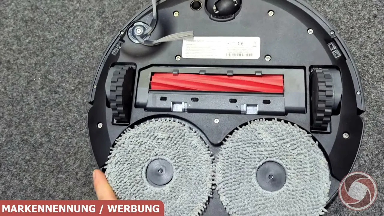 Die beiden rotierenden Wischmopps auf der Unterseite heben sich auf Teppichböden automatisch an.