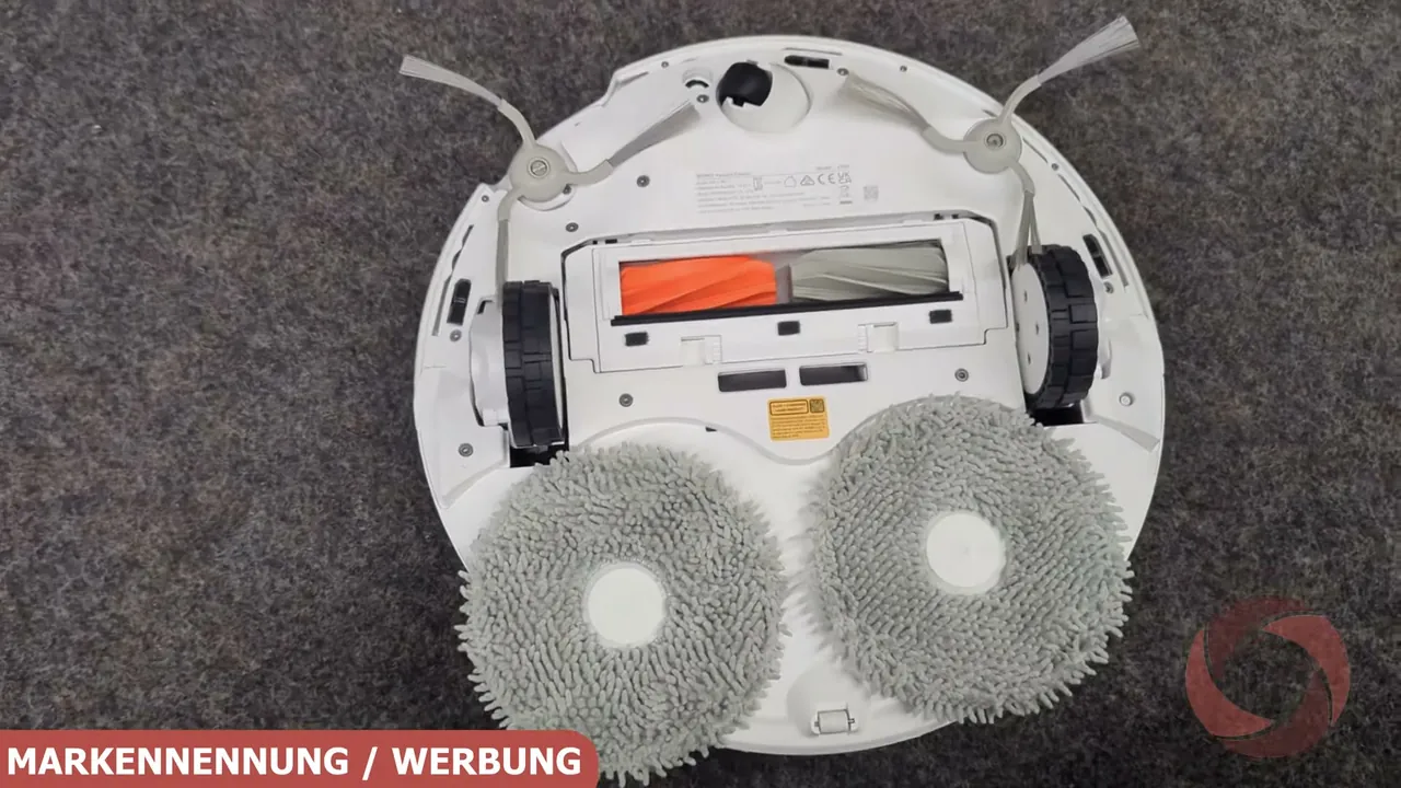 Die Unterseite bietet zwei rotierende Wischmopps, eine geteilte Rollenbürste sowie zwei Seitenbürsten.