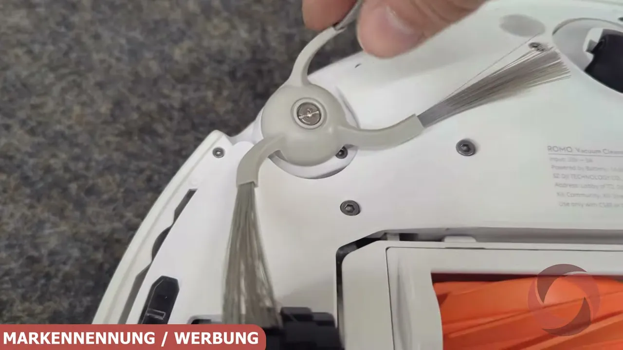 Die ausfahrbare Seitenbürste gelangt für eine gründliche Reinigung tief in Ecken und entlang von Kanten.