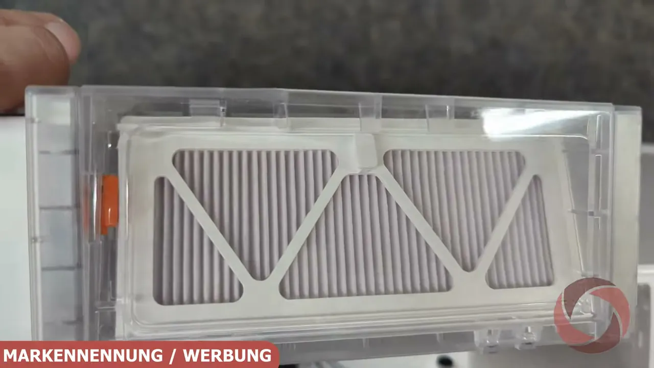 Der seitlich entnehmbare Staubauffangbehälter ist transparent gearbeitet und mit einem Luftfilter ausgestattet.