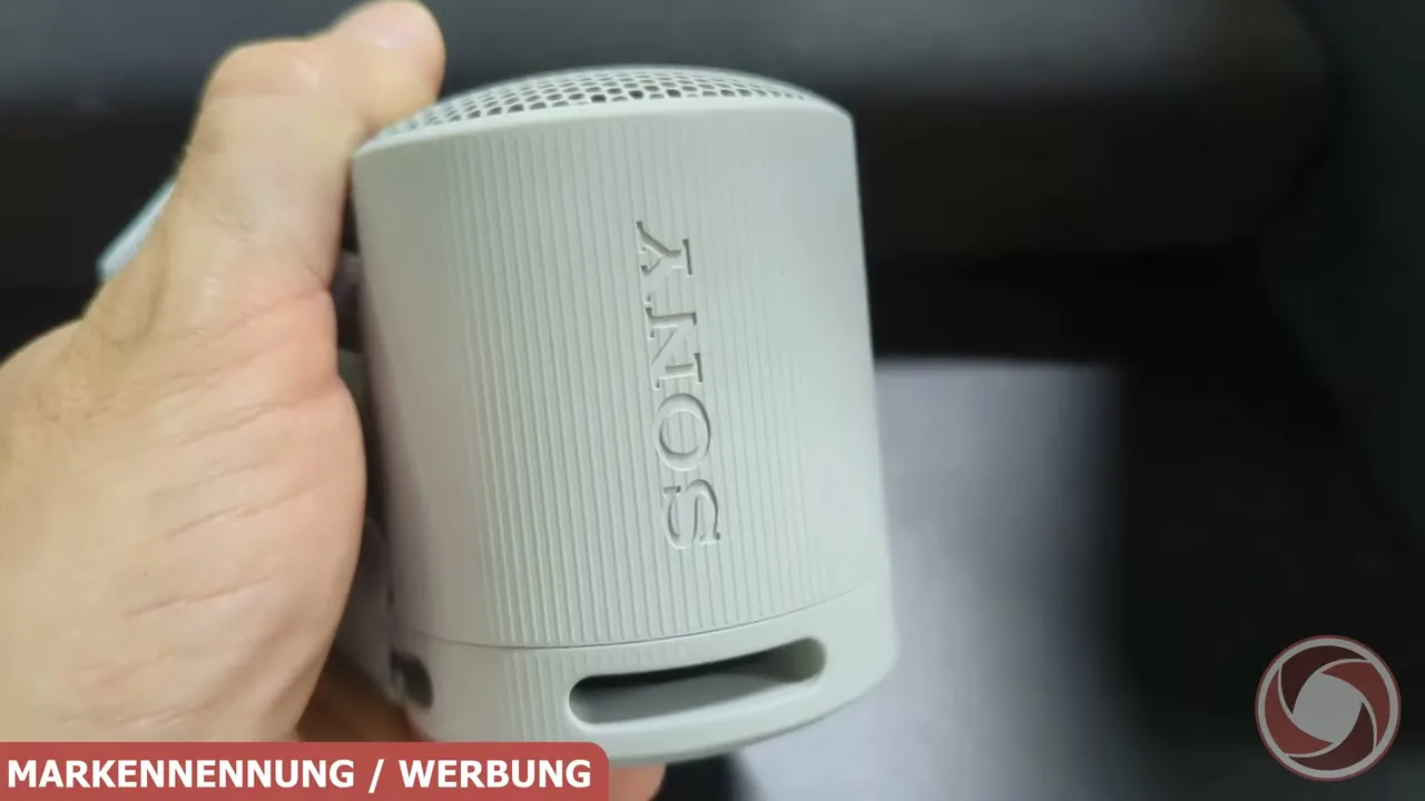 Das kompakte und leichte Gehäuse des Sony SRS-XB100 ist speziell für den mobilen Einsatz unterwegs konzipiert.