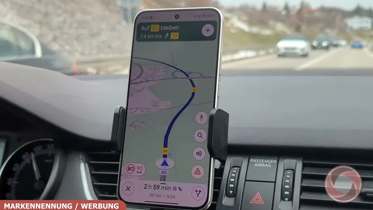Ich finde das Display auch bei Tageslicht super ablesbar, selbst wenn die Navigation über mehrere Stunden hinweg Akku zieht.