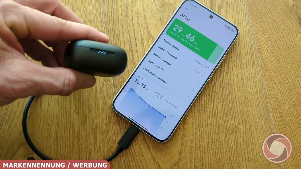 Mir gefällt die praktische Reverse-Charging-Funktion besonders gut, um unterwegs schnell weiteres Zubehör mit Strom zu versorgen.