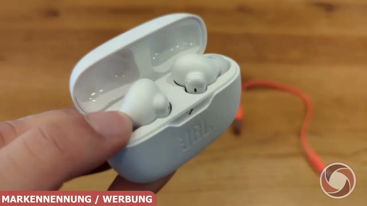 Ich finde das kompakte Ladecase der JBL Wave Beam 2 optisch sehr schick und unterwegs absolut handlich.