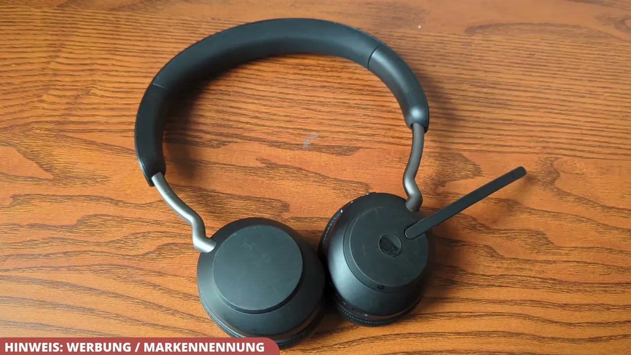 In meinem Test überzeugt das Mikrofon am schwenkbaren Arm mit einer hervorragenden Sprachqualität bei Video-Calls.