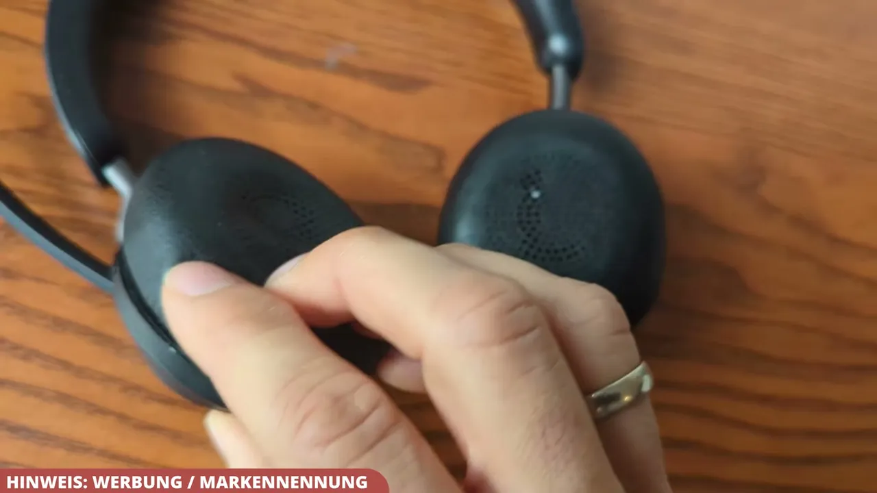 Ich finde die weichen Ohrpolster extrem bequem, wodurch das Headset auch bei stundenlangen Meetings nicht drückt.