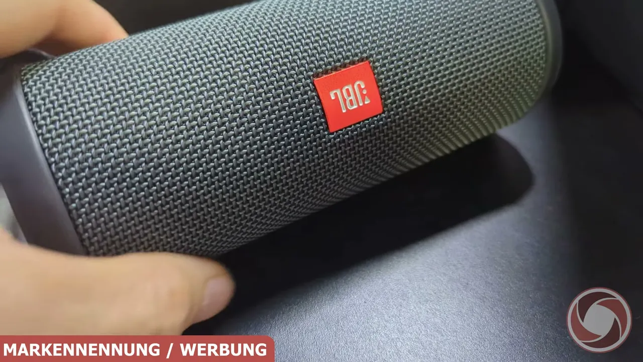 Auf der Vorderseite schützt ein robustes Textilgewebe die Treiber rund um das markante JBL-Logo.