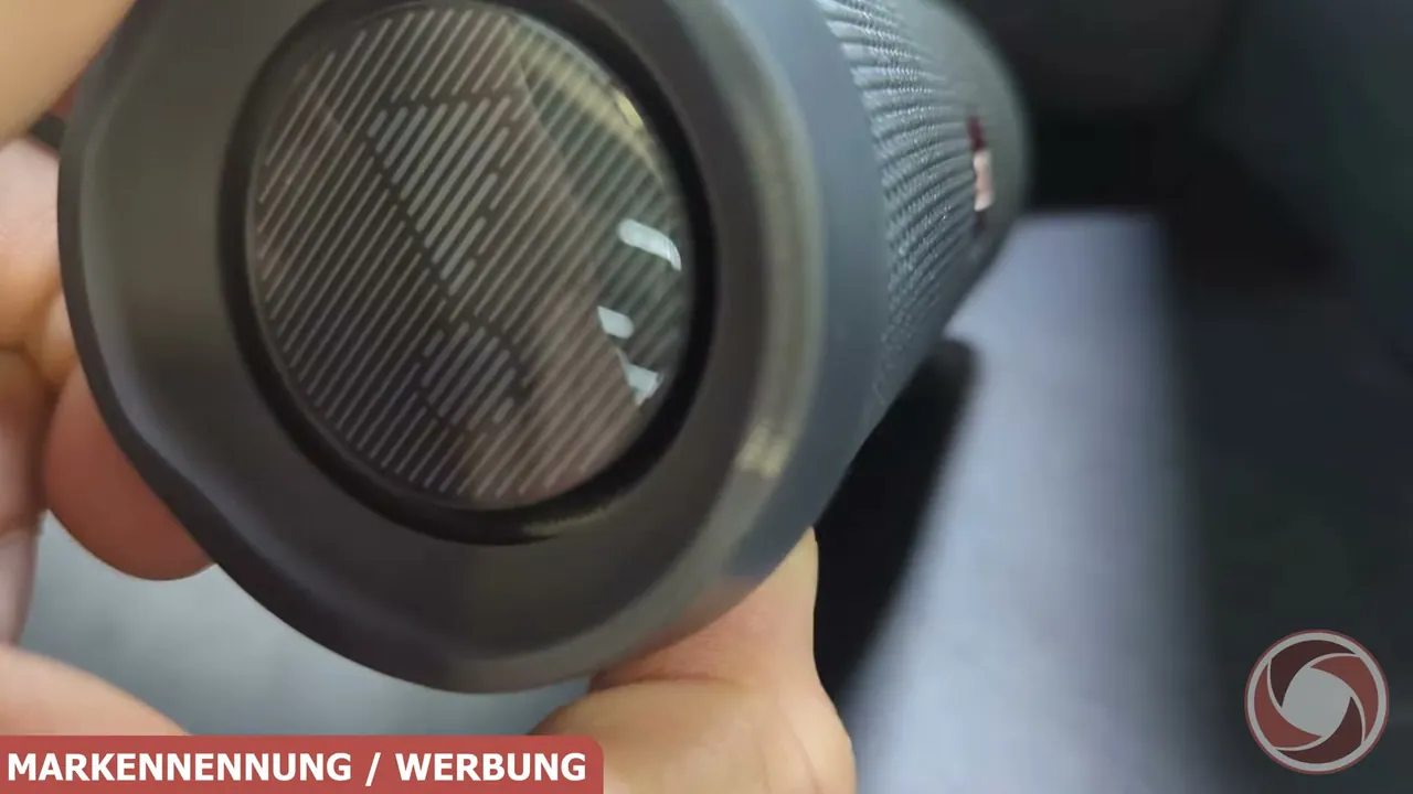 An den Seiten sorgen die JBL-Passivradiatoren für tiefe Bässe und einen kräftigen Klang.
