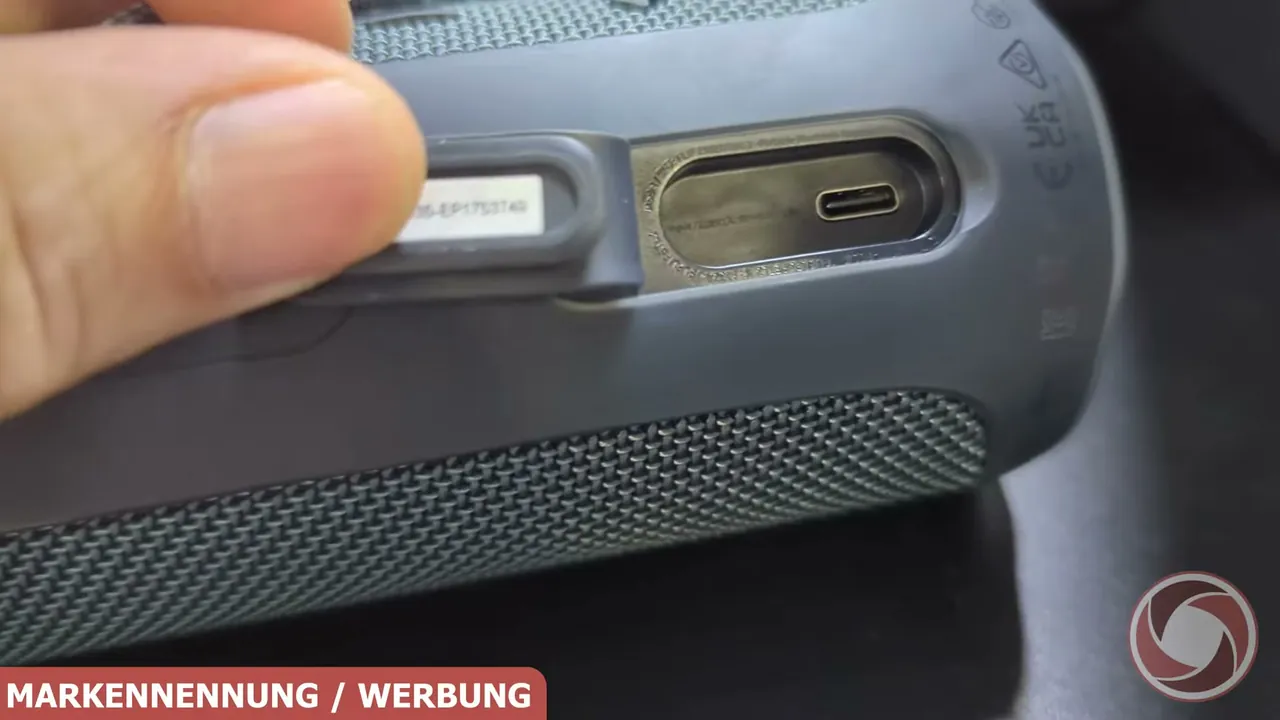 Unter der schützenden Abdeckung verbirgt sich der USB-C-Anschluss zum Aufladen und für die Powerbank-Funktion.