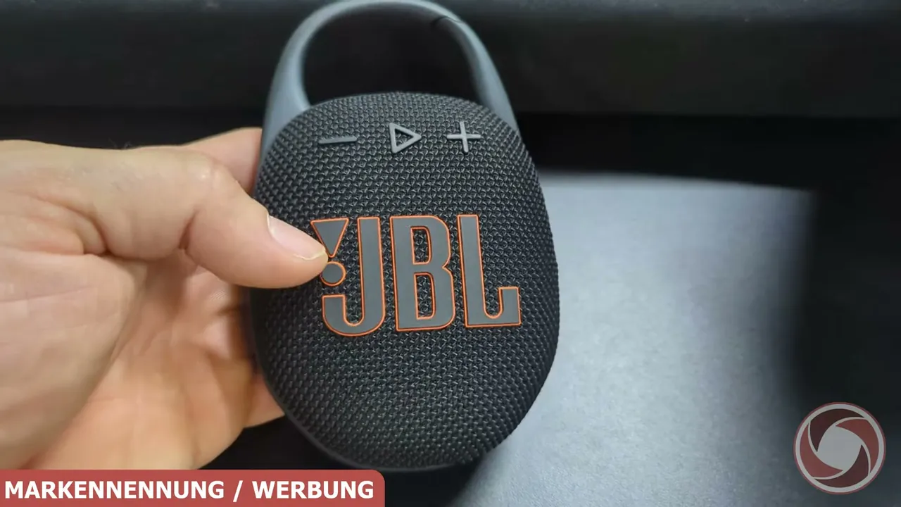 Die Frontseite bietet neben dem JBL-Logo praktische Bedientasten für die Audiowiedergabe.