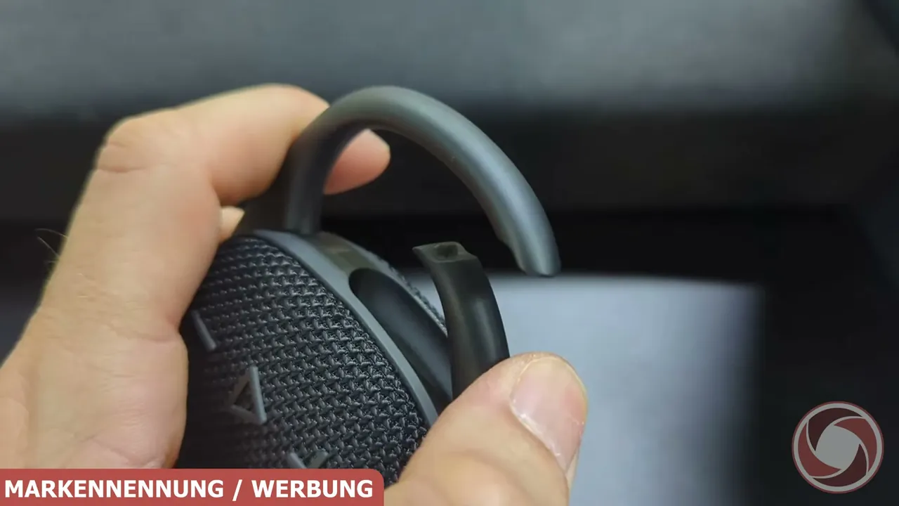 Dank des voll integrierten Karabiners lässt sich der Lautsprecher flexibel an Taschen oder Gürteln befestigen.