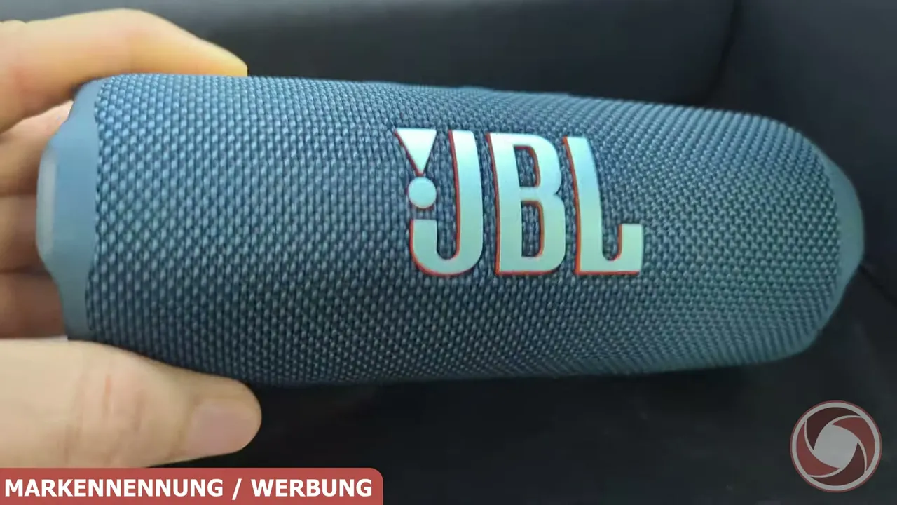 Der handliche JBL Flip 7 liefert dank überarbeitetem Hochtöner und KI-Sound-Boost klaren Klang auch bei hoher Lautstärke.