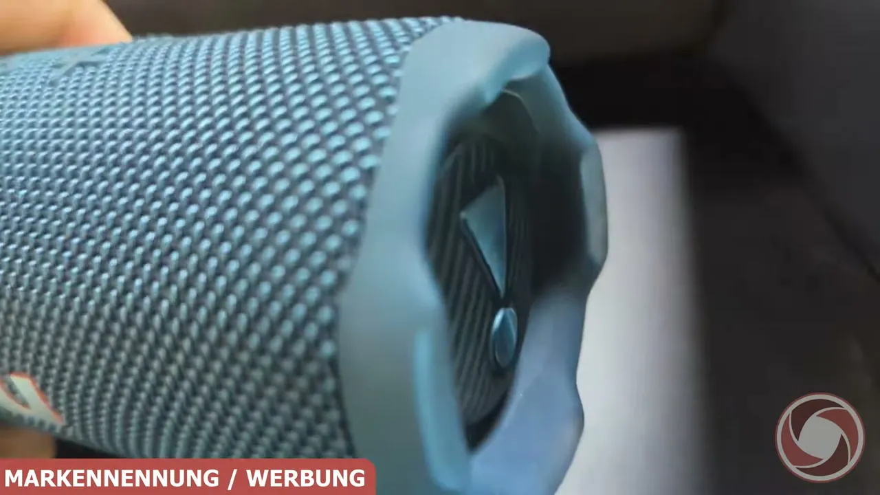 Die gummierten Kanten schützen die seitlichen Passivmembranen und machen den wasserdichten Lautsprecher sturzsicher.