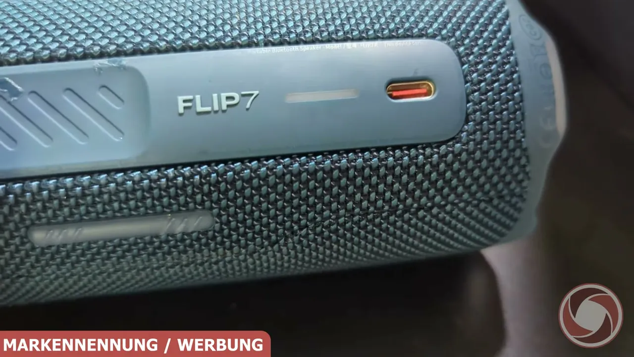 Über die rückseitige USB-C-Buchse wird der Akku geladen, der eine Laufzeit von bis zu 16 Stunden bietet.