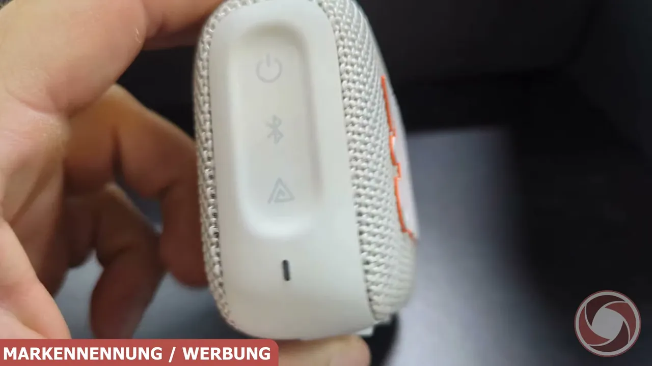 An der Seite befinden sich Tasten für Power, Bluetooth sowie zur Kopplung weiterer Lautsprecher via Auracast.