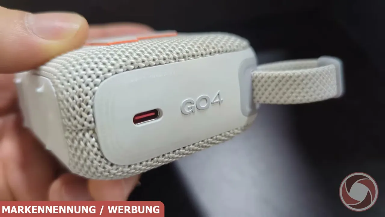 Geladen wird die Soundbox über den USB-C-Port; der Akku bietet bis zu 7 Stunden Laufzeit.