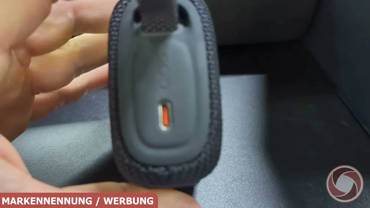 An der Seite befindet sich der USB-C-Ladeanschluss für bis zu zehn Stunden Wiedergabe mit Playtime Boost.